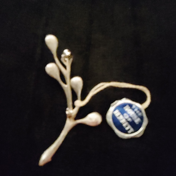 Vtg The House of Bennett Garnet Leaf Brooch - Picture 3 of 5